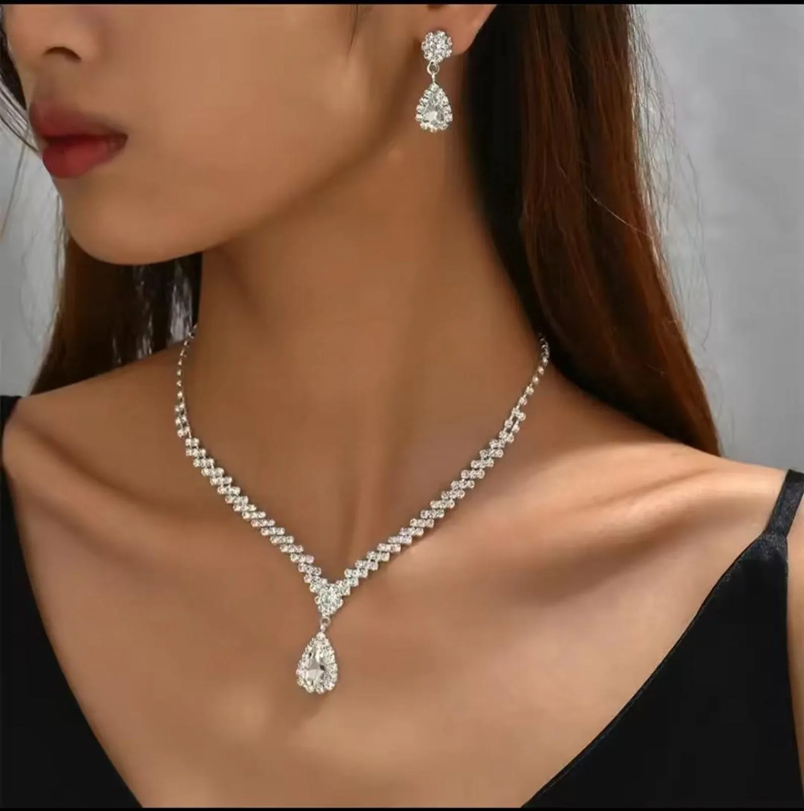Elegant Teardrop Pendant Necklace and Earring Set – Crystal Jewelry for Special Occasions